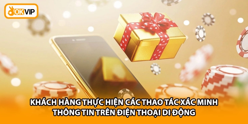 Khách hàng thực hiện các thao tác xác minh thông tin trên điện thoại di động